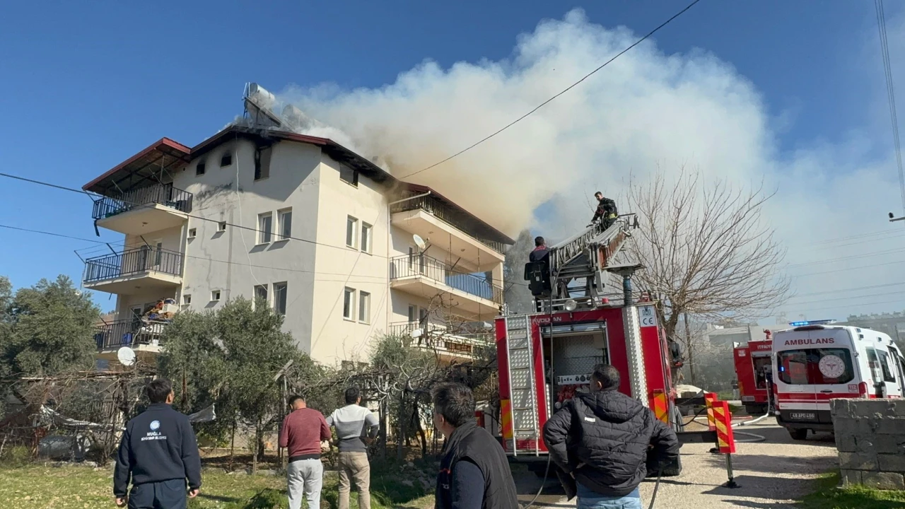 Çatı Katı Yangınında 5 Kişi Dumandan Etkilendi